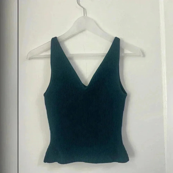 Aritzia color herbage green
Sculpt Knit Double V Tank Size S - Picture 6 of 6